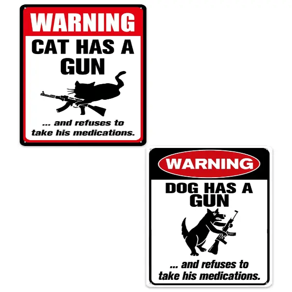Grappig aluminium bordje met de tekst “Kat & hond hebben een pistool en willen geen medicijnen”