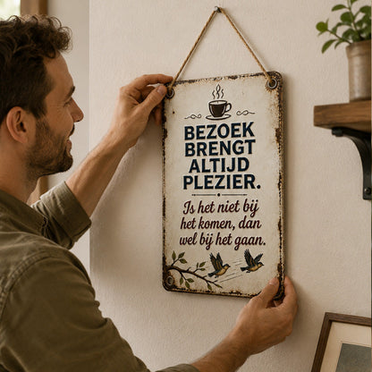 Grappig metalen bordje met een citaat van een bezoeke