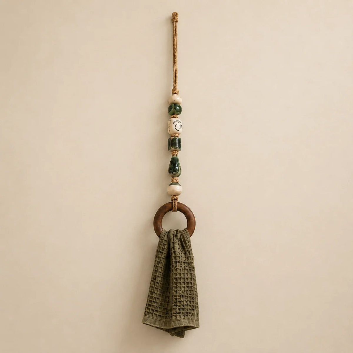 Decoratieve handdoekhanger met kralen en houten ring