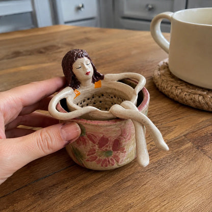 ☕🏺Collectie keramische theezeven met speelse afbeeldingen van zittende dames