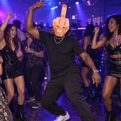 🖕 Het masker in de vorm van een enorme middelvinger dat de show steelt