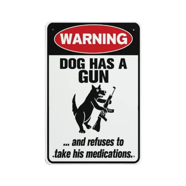 Grappig aluminium bordje met de tekst “Kat & hond hebben een pistool en willen geen medicijnen”
