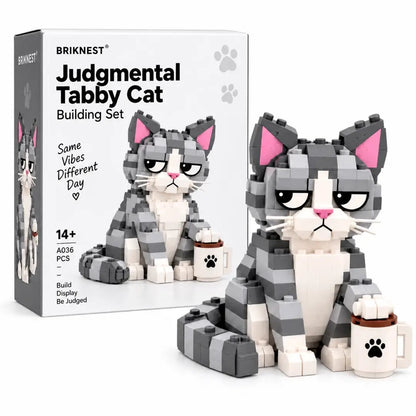 Bouwset ‘De veroordelende tabbykat’ 😾 Maak kennis met de kat die overal een oordeel over velt