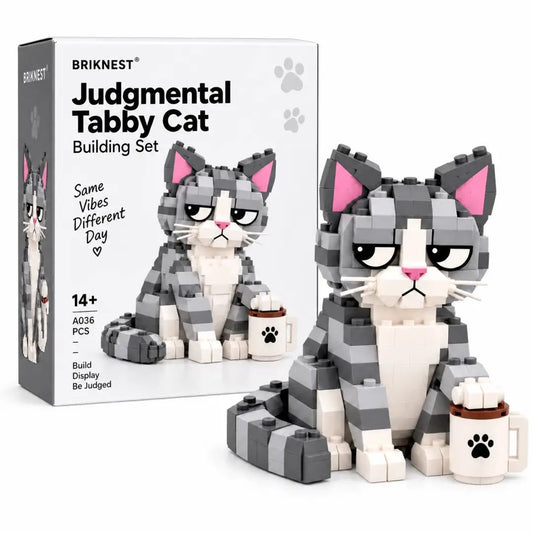 Bouwset ‘De veroordelende tabbykat’ 😾 Maak kennis met de kat die overal een oordeel over velt