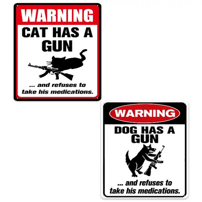 Grappig aluminium bordje met de tekst “Kat & hond hebben een pistool en willen geen medicijnen”