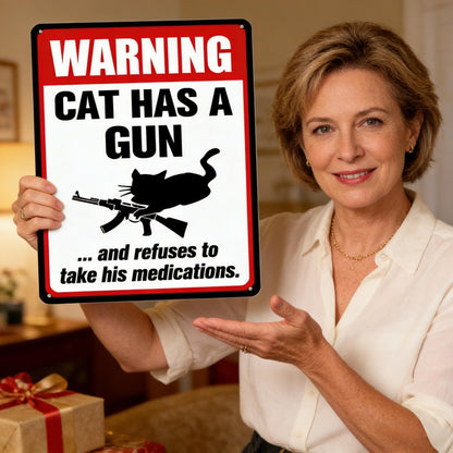 Grappig aluminium bordje met de tekst “Kat & hond hebben een pistool en willen geen medicijnen”