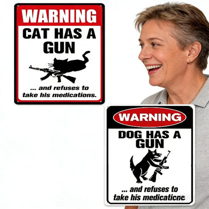 Grappig aluminium bordje met de tekst “Kat & hond hebben een pistool en willen geen medicijnen”