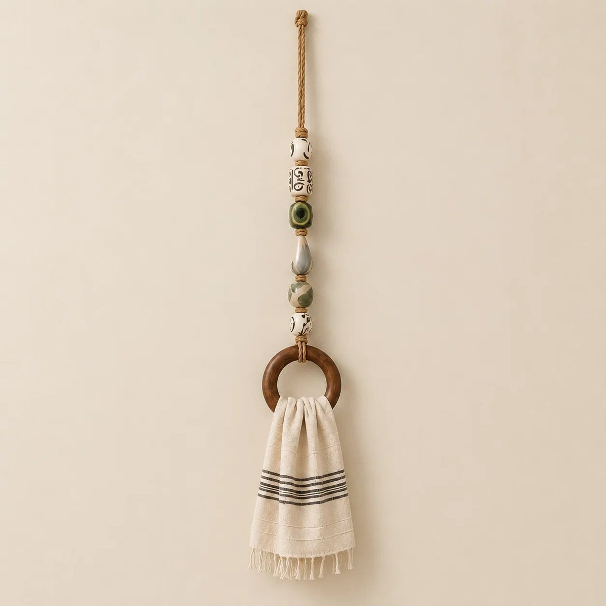 Decoratieve handdoekhanger met kralen en houten ring