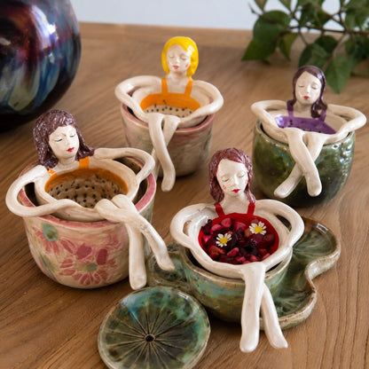 ☕🏺Collectie keramische theezeven met speelse afbeeldingen van zittende dames