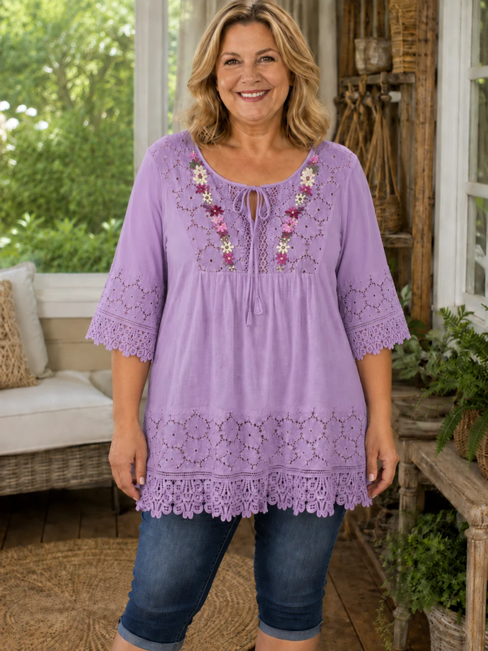 Tuniek in grote maten van katoen en linnen, in boho-stijl met bloemenmotief en geborduurd kant