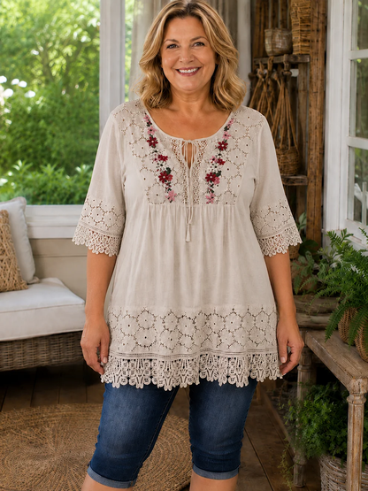 Tuniek in grote maten van katoen en linnen, in boho-stijl met bloemenmotief en geborduurd kant