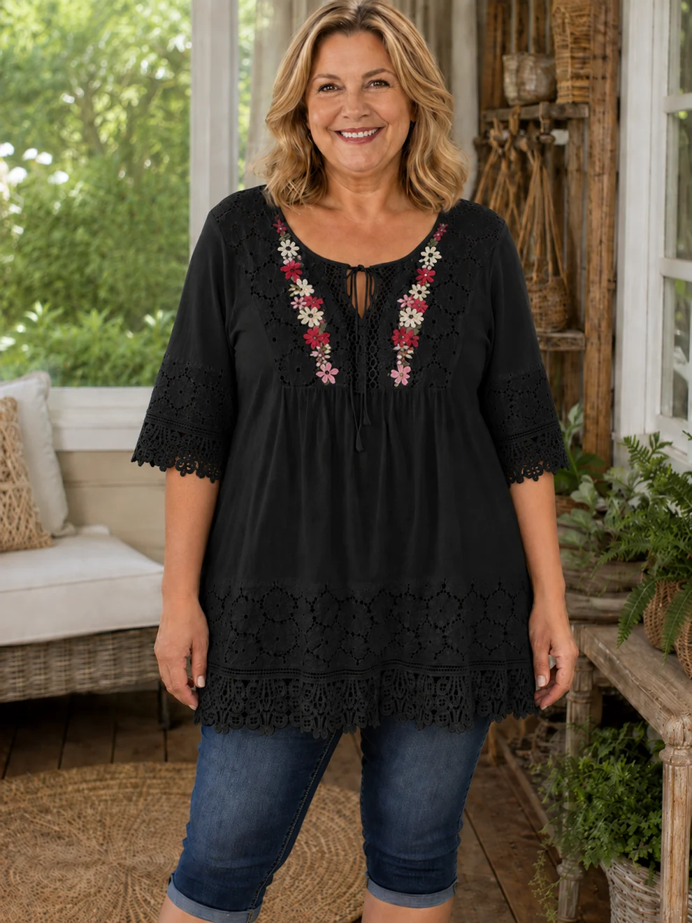 Tuniek in grote maten van katoen en linnen, in boho-stijl met bloemenmotief en geborduurd kant