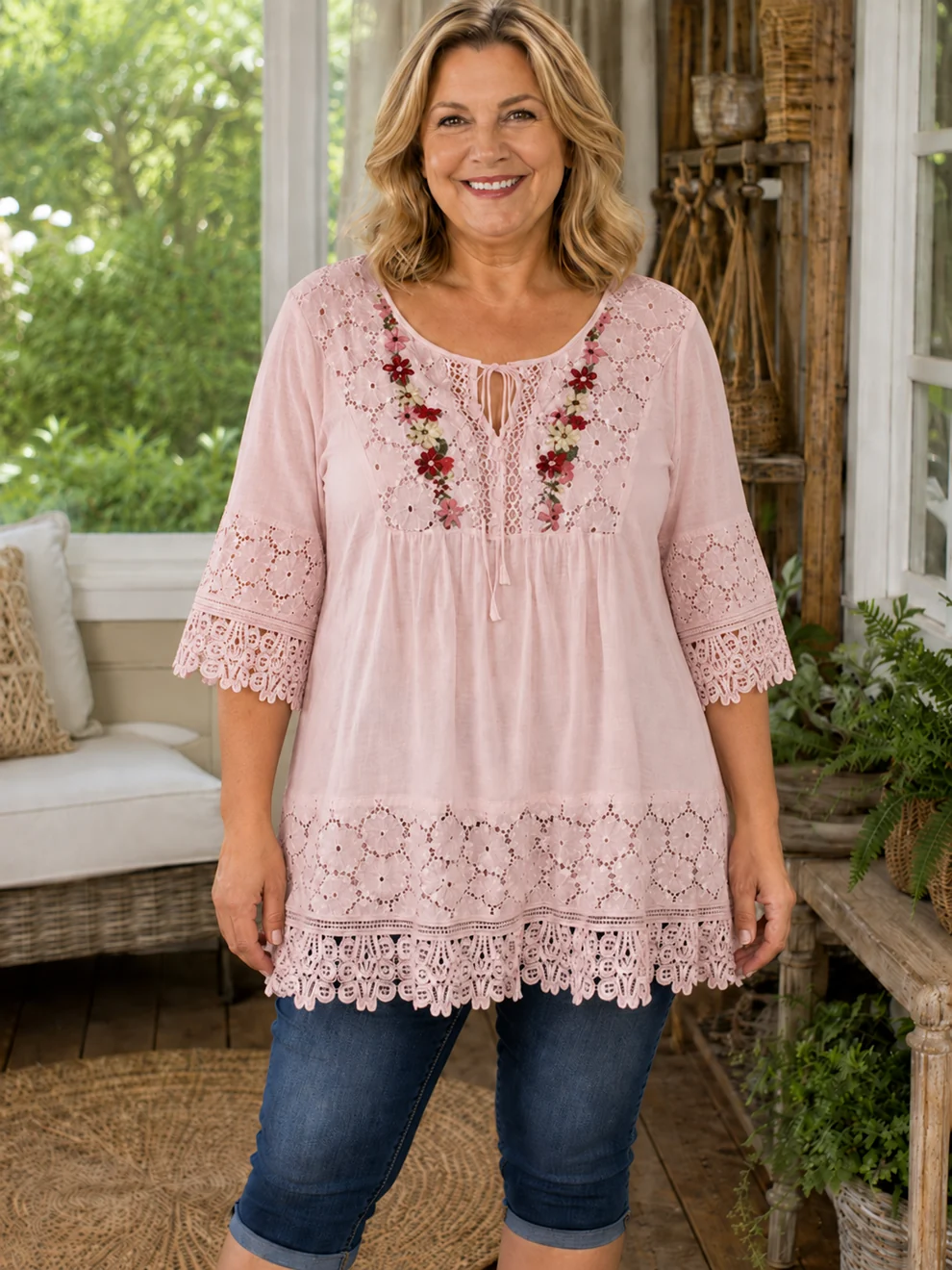 Tuniek in grote maten van katoen en linnen, in boho-stijl met bloemenmotief en geborduurd kant